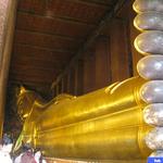 Огромного размера статуя Будды, которую практически немозможно сфотографировать